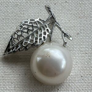 🌿 Vintage Sarah Coventry Pearl & Leaf Brooch Pin – Silver Tone